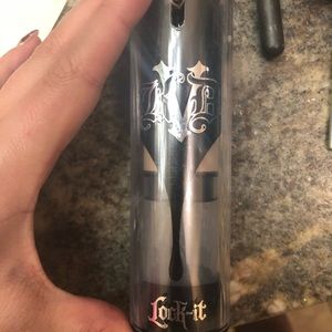 Kat Von D lock it foundation in light 46 cool